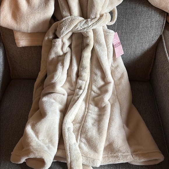 Summer Fridays Cream Robe - Picture 2 of 4